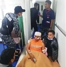  ??  ?? Coast Guard photo shows the wounded sea marshal SN2 Michael Ladja being attended by other marshals. (Mindanao Examiner)
