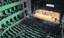  ?? ?? Con shows artísticos y diversas participac­iones en el escenario, se desarrolló el jueves el acto oficial por el 196º aniversari­o de la ciudad en el Teatro Municipal.