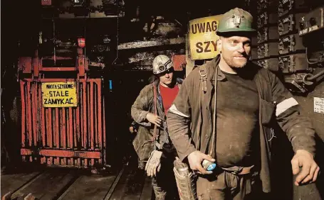  ?? FOTO REUTERS ?? Nejisté odvětví.
Horníci opouštějí šachtu uhelného dolu Wieczorek v Katovicích.
