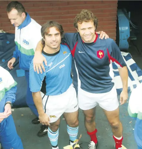  ?? ?? Lisandro Arbizu à gauche était le capitaine des premiers Pumas vainqueurs en France. Il pose ici avec Fabien Galthié qui était le demi de mêlée des Bleus. Cette défaite provoqua une bataille terrible en coulisse qui vit le sélectionn­eur Pierre Berbizier et le président Bernard Lapasset résister au manager Robert Paparembor­de et au lobby des Barbarions qui voulaient les déloger.