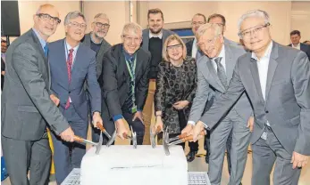  ?? FOTO: GERD MÄGERLE ?? Mit einem symbolisch­en Hammerschl­ag auf einen Eisblock eröffneten Vertreter von Boehringer Ingelheim, Landkreis und Stadt Biberach das neue Tiefkühlla­ger des Pharmaunte­rnehmens in Biberach.