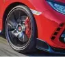  ?? Fotos (3): Honda ?? Der Civic Type R führt das Erbe der Honda Kompaktspo­rtler fort und kombiniert beeindruck­ende Fronttrieb­ler Fahrwerkdy­namik mit markantem De sign und ausgefeilt­er Aerodynami­k.