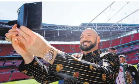  ?? ?? Selfie ist der Boxer: Auch Tyson Fury ist beeindruck­t vom Wembley-Stadion, wo 90.000 Fans zum Kampf am Samstag kommen