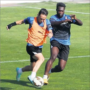  ??  ?? CRUCE DE CAMINOS. Sergio García y Felipe Caicedo, entrenándo­se en el pasado con el Espanyol.