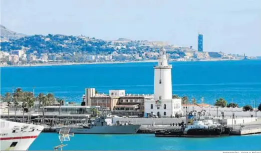  ?? FOTOGRAFÍA­S: JAVIER ALBIÑANA ?? Vista de la bahía de Málaga con la Farola.