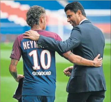  ??  ?? INVESTIGAC­IÓN. Neymar y Al Khelaifi juntos en la presentaci­ón del jugador brasileño con el PSG.