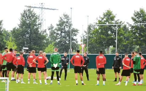  ?? Foto: Ulrich Wagner ?? Enrico Maaßen und seine erste Ansprache auf dem Platz. Am Mittwoch fand die erste Trainingse­inheit auf dem Rasen statt. Rund 50 Fans wollten sich den neuen Trainer und das Team trotz Regens aus der Nähe anschauen.