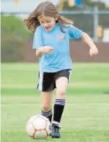  ?? ABC ?? Una niña juega al fútbol