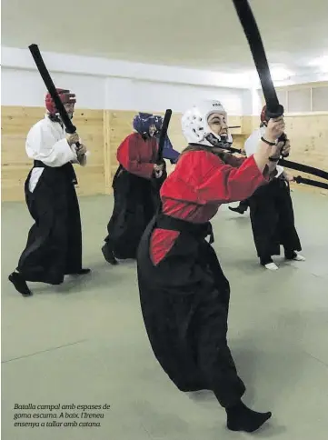  ??  ?? Batalla campal amb espases de goma escuma. A baix, l’ireneu ensenya a tallar amb catana.