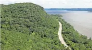  ?? CHELSEY LEWIS/MILWAUKEE JOURNAL SENTINEL ?? The Great River Road winds around Maiden Rock Bluff along Lake Pepin, a lake on the Mississipp­i River.