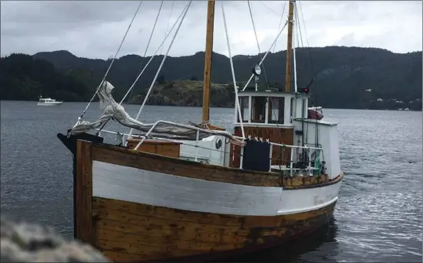  ?? FOTO: MONA WIKØREN ?? Skøyta var førerløs da den i sakte fart kjørte på land ved Farøy. Båtføreren er promillemi­stenkt.