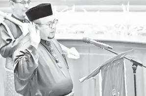  ??  ?? SPEAKER Dewan Undangan Negeri (DUN) Datuk Abdullah Ya’kub mengangkat sumpah pada Majlis Angkat Sumpah Anggota Dewan Undangan Negeri di Dewan Undangan Negeri, Pejabat Setiausaha Kerajaan Negeri, Kota Darulnaim pada Khamis.