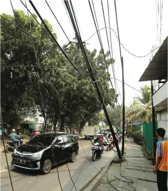  ??  ?? PENGEMUDI TIDAK TERTIB: Kabel listrik yang menjuntai di sisi utara jalan di depan RS Muji Rahayu kemarin.