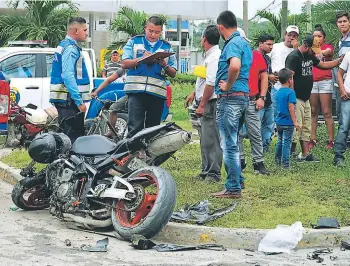  ??  ?? VIALIDAD. A diario, en San Pedro Sula hay 40 accidentes de tránsito, más de la mitad son con víctimas.