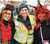  ??  ?? Ohne Helfer geht es nicht: ein Engele der Polizei und zwei Teu fele der LCV an der Zugangskon­trolle.