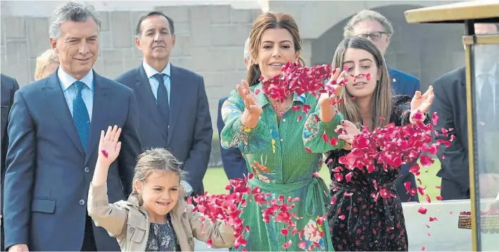  ?? EFE ?? Homenaje. Mauricio Macri en el memorial donde cremaron a Mahatma Gandhi, héroe nacional de la India, con su hija Antonia, Juliana Awada y Valentina, hija de la primera dama.