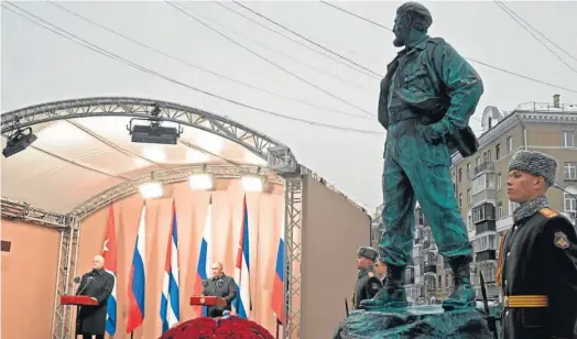  ?? SERGEI SAVOSTYANO­V / KREMLIN ?? Vladimir Putin recibió ayer con todos los honores al líder cubano Miguel Díaz-Canel, con el que arremetió contra las sanciones y embargos impuestos a su país y a la isla por el “imperio
yanqui”, al tiempo que homenajeó a Fidel Castro con una estatua en Moscú. “La Unión Soviética y Rusia siempre han apoyado y hoy siguen apoyando al pueblo cubano en su lucha por la independen­cia”, dijo Putin.