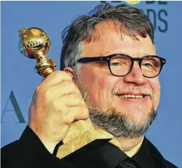  ?? Frederic J. Brown / AFP/Getty Images ?? Guillermo del Toro posa con su premio a mejor director en los Globos de Oro, el 7 de enero, en Beverly Hills, California.