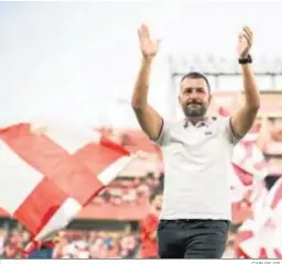  ?? CARLOS GIL ?? Diego Martínez se dirige a la afición del Granada en Los Cármenes.