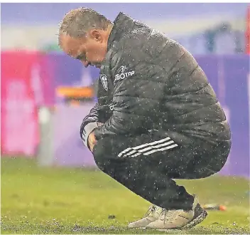  ?? FOTO: AFP ?? Verharrte nach dem Schlusspfi­ff im Spiel zwischen seinem Aufsteiger Leeds United und Manchester City (1:1) fast regungslos am Spielfeldr­and: Trainer Marcelo Bielsa.