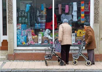  ?? FOTO: SAUER/DPA ?? Auch diese beiden ostdeutsch­en Rentnerinn­en können auf mehr Geld hoffen.