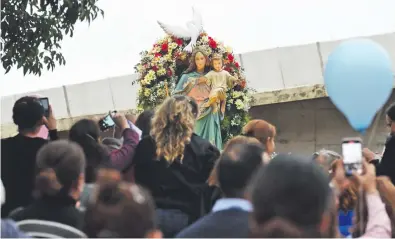  ?? ?? Varios fieles hicieron el recorrido por los alrededore­s del santuario de María Auxiliador­a y participar­on de la celebració­n eucarístic­a.