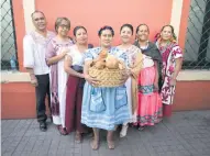  ??  ?? Cocineras Tradiciona­les de Oaxaca A.C., presentó su libro de cocina típica en el Museo Nacional de Culturas Populares.