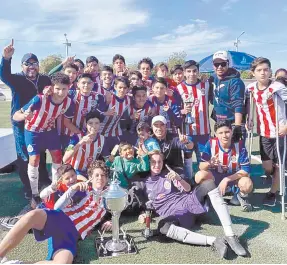  ??  ?? • El equipo de Chivas se alzó como el campeón del torneo.