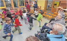  ?? FOTO: AXEL PRIES ?? „Da geht das Herz auf“: Die Kinder hüpfen und tanzen für die Senioren aus dem Pflegeheim.
