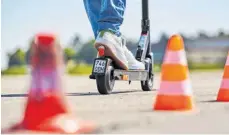  ?? FOTO: RASMUS KAESSMANN/DPA ?? Wie gut rollt es sich? Neun E-Scooter zum Kaufen hat der ADAC auf Herz und Nieren getestet.