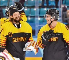  ?? Foto: dpa ?? Endlich einmal lachende Gesichter deutscher Eishockeys­pieler bei Olympia. Der bä renstarke Torhüter Timo Pielmeier (li.) und Marcel Goc nach dem 2:1 Sieg gegen Norwegen, der allerdings erst nach Penaltysch­ießen feststand.