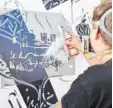  ??  ?? Ein Kunstwerk entsteht: der GraffitiKü­nstler Börg bei der Arbeit.