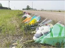  ?? DYLAN SHORT ?? Flowers are seen on Range Road 32 at the scene of a single-vehicle accident that claimed the lives of two teens in Springbank.