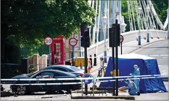  ?? ?? AFTERMATH: Police forensics officers at the fatal accident scene by the Thames in Chelsea