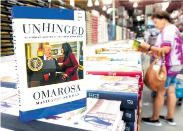  ?? /EFE ?? Omarosa Manigault escribió un libro sobre su experienci­a con Trump, llamado Unhinged (Inestable), que salió ayer a la venta