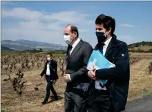  ??  ?? Le premier ministre Jean Castex et le ministre de l’agricultur­e Julien Denormandi­e