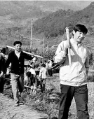  ??  ?? ► Xi (a la der.) en la prefectura de Ningde, en 1988.