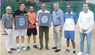  ??  ?? Los tenistas Nicolás Almagro y Víctor Estrella con sus placas de reconocimi­ento, juntos a Mario Emilio Guerrero, Lucho Pou, Sergio Tobal, Rafael Moreno y Matías Territoria­le.