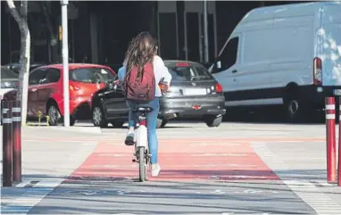  ??  ?? PROHIBIR LA CIRCULACIÓ­N DE VEHÍCULOS CONTAMINAN­TES POTENCIA EL USO DE LA BICICLETA