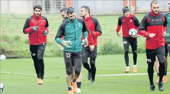  ?? FOTO: UNCITI ?? Asier Riesgo y Pedro León están llamados a ser dos de los hombres fuertes del vestuario del Eibar a partir de la próxima temporada