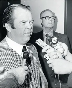  ?? THE CANADIAN PRESS FILES ?? Leo Cahill talks to reporters after he was fired as Argos head coach in 1972 while owner John Bassett looks on.