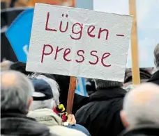  ?? Foto: archiv ?? Lživá média Stoupenci hnutí Pegida loni v Drážďanech protestova­li proti tomu, jak média informoval­a o potížích spojených s uprchlíky.