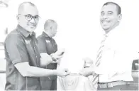  ??  ?? ANAS Sulaiman (kanan) menerima surat pelantikan sebagai PT Skuasy dan juga pengelola Kejohanan Merentas Desa MSSD Sandakan 2019.