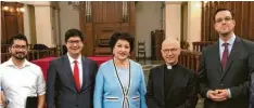  ?? Foto: Pontificio Istituto di Musica Sacra ?? Päpstliche Musikhochs­chule und University of Arts haben eine Partnersch­aft: (von rechts) Axel Flierl, Vincenzo De Gregorio, Aiman Mussakhaja­yeva, Batyrshan Smakow (Direktor) und Leisbert Moreno.