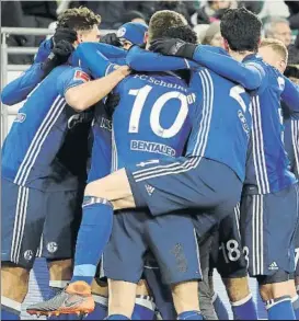  ?? FOTO: EFE ?? El Schalke gana con un autogol al final No brilló, pero logró su quinto triunfo seguido