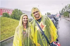  ?? RP-FOTOS (4): ANDREAS BRETZ ?? Junges Paar: Isabelle aus Ratingen und Steffen mit Fanshirt aus Datteln – es ist sein drittes Konzert und für Isabelle das erste.