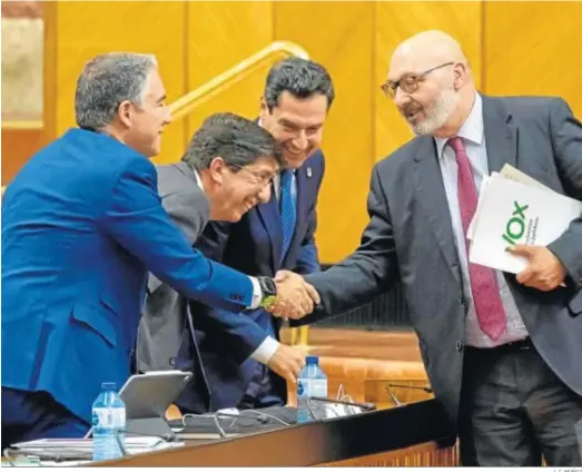  ?? J. C. MUÑOZ ?? El consejero de Presidenci­a, Elías Bendodo, saluda al portavoz de Vox en Andalucía, Alejandro Hernández, en el Parlamento.