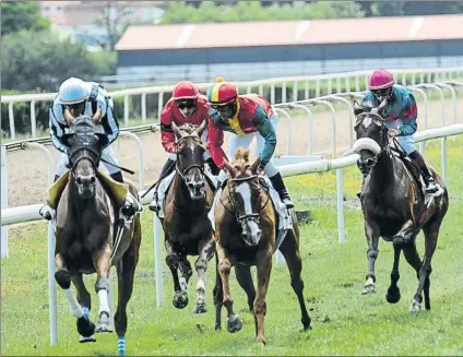  ?? FOTO: UNANUE ?? El Hipódromo de Donostia cierra sus puertas para las próximas tres semanas tras la jornada matinal de ayer