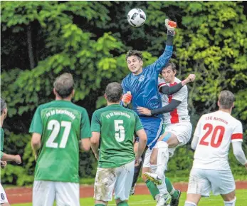  ?? FOTO: SIEDLER ?? Der FV Unterkoche­n (grünes Trikot) ist gegen Nattheim ordentlich unter die Räder gekommen.