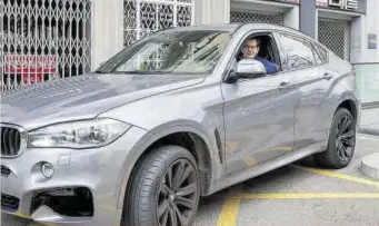  ??  ?? 11.OO H TRAYECTO
Toni Freixa guarda el coche en un parking cercano a su casa y conduce su propio vehículo, un BMW, con el que se desplaza habitualme­nte por Barcelona